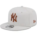 mutzen-flach-beige-snapback-marron-9fifty-league-essential-der-new-york-yankees-mlb-von-new-era