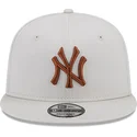 mutzen-flach-beige-snapback-marron-9fifty-league-essential-der-new-york-yankees-mlb-von-new-era