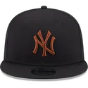mutzen-flach-schwarz-snapback-marron-9fifty-league-essential-der-new-york-yankees-mlb-von-new-era