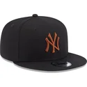 mutzen-flach-schwarz-snapback-marron-9fifty-league-essential-der-new-york-yankees-mlb-von-new-era