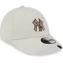 beige-gebogene-verstellbare-9forty-check-infill-kappe-von-new-york-yankees-mlb-von-new-era