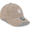 casquette-courbee-marron-et-blanche-ajustable-pour-femme-9forty-houndstooth-new-york-yankees-mlb-new-era