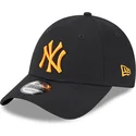 mutzen-gebogen-schwarz-verstellbares-band-9forty-league-essential-der-new-york-yankees-mlb-von-new-era