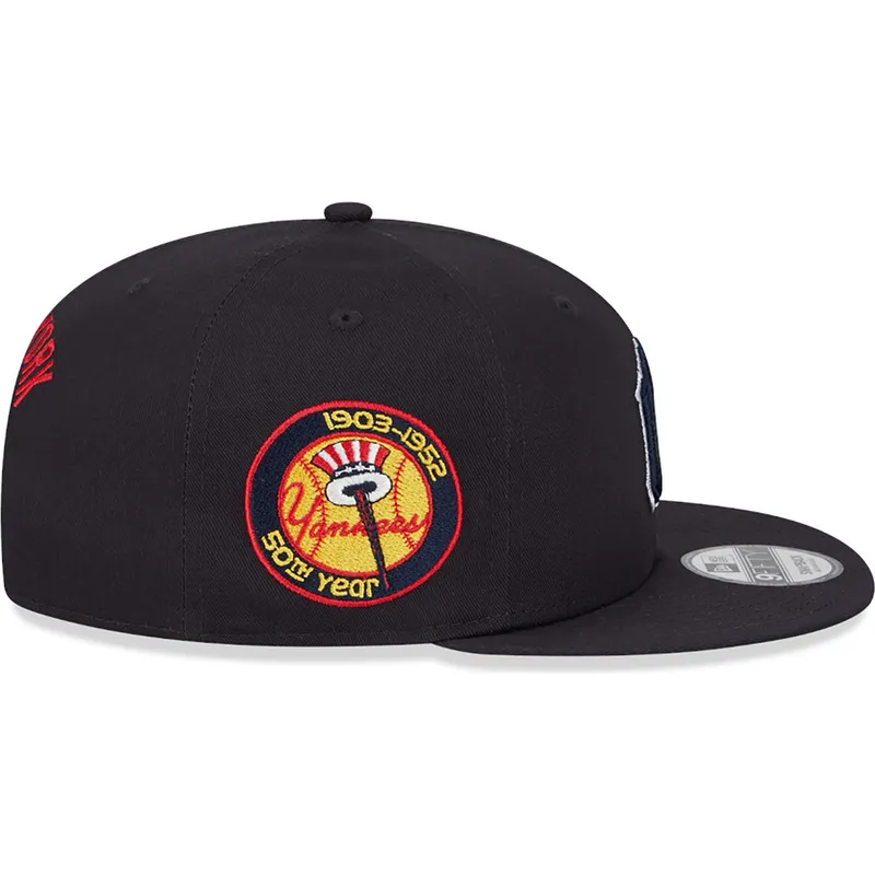 marineblaue-flache-snapback-kappe-mit-marineblauen-logo-9fifty-side-patch-script-der-new-york-yankees-mlb-von-new-era