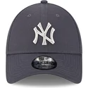 mutzen-gebogen-grau-verstellbares-band-9forty-metallic-der-new-york-yankees-mlb-von-new-era