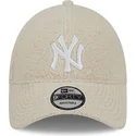 mutzen-gebogen-beige-verstellbares-band-9forty-teddy-der-new-york-yankees-mlb-von-new-era