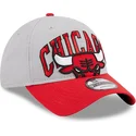graue-und-rote-verstellbare-curved-cap-9twenty-tip-off-2023-der-chicago-bulls-nba-von-new-era