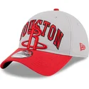 graue-und-rote-verstellbare-curved-cap-9twenty-tip-off-2023-der-houston-rockets-nba-von-new-era