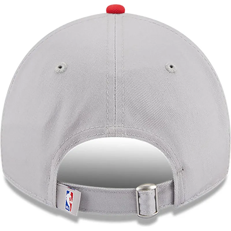 graue-und-rote-verstellbare-curved-cap-9twenty-tip-off-2023-der-houston-rockets-nba-von-new-era graue-und-rote-verstellbare-curved-cap-9twenty-tip-off-2023-der-houston-rockets-nba-von-new-era