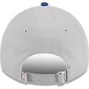 graue-und-blaue-verstellbare-curved-cap-9twenty-tip-off-2023-von-nba-von-new-era