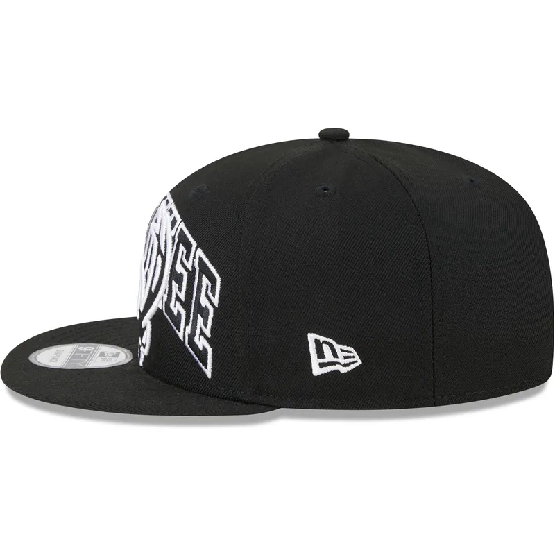 schwarze-flache-snapback-kappe-9fifty-tip-off-2023-der-milwaukee-bucks-nba-von-new-era