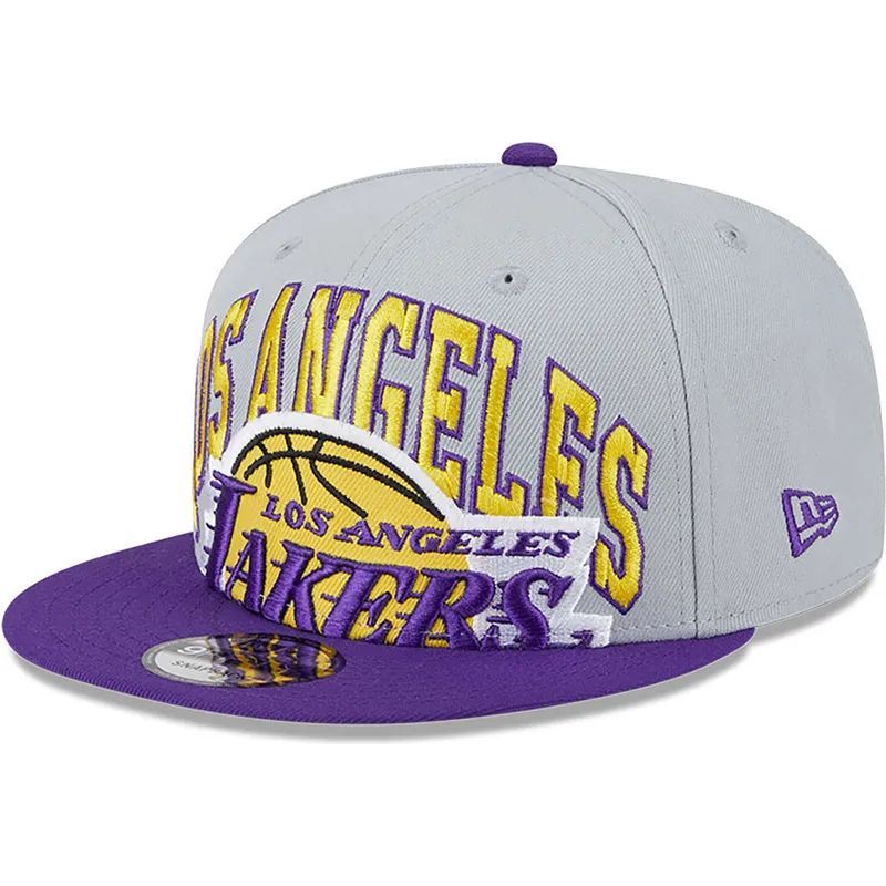 graue-und-violette-flatcap-snapback-9fifty-tip-off-2023-der-los-angeles-lakers-nba-von-new-era graue-und-violette-flatcap-snapback-9fifty-tip-off-2023-der-los-angeles-lakers-nba-von-new-era