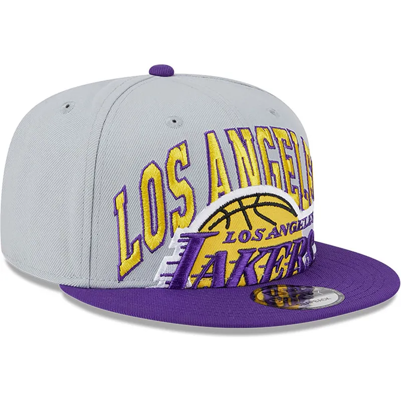graue-und-violette-flatcap-snapback-9fifty-tip-off-2023-der-los-angeles-lakers-nba-von-new-era graue-und-violette-flatcap-snapback-9fifty-tip-off-2023-der-los-angeles-lakers-nba-von-new-era