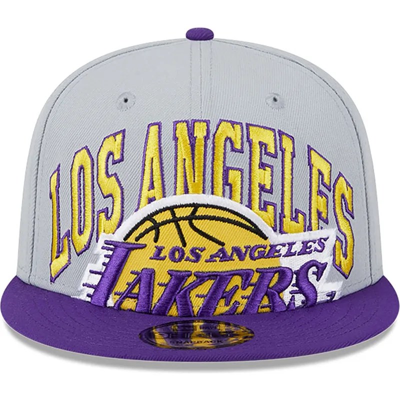 graue-und-violette-flatcap-snapback-9fifty-tip-off-2023-der-los-angeles-lakers-nba-von-new-era graue-und-violette-flatcap-snapback-9fifty-tip-off-2023-der-los-angeles-lakers-nba-von-new-era
