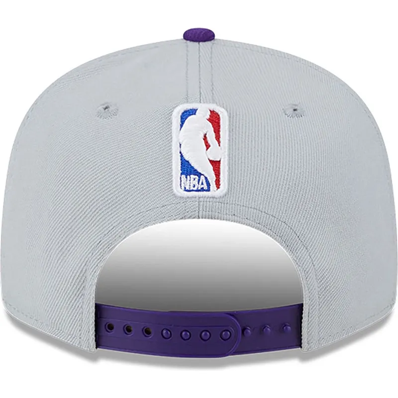 graue-und-violette-flatcap-snapback-9fifty-tip-off-2023-der-los-angeles-lakers-nba-von-new-era graue-und-violette-flatcap-snapback-9fifty-tip-off-2023-der-los-angeles-lakers-nba-von-new-era