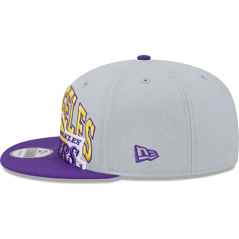 graue-und-violette-flatcap-snapback-9fifty-tip-off-2023-der-los-angeles-lakers-nba-von-new-era graue-und-violette-flatcap-snapback-9fifty-tip-off-2023-der-los-angeles-lakers-nba-von-new-era