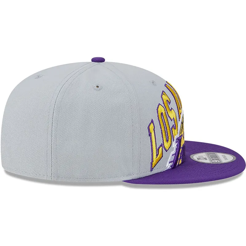 graue-und-violette-flatcap-snapback-9fifty-tip-off-2023-der-los-angeles-lakers-nba-von-new-era graue-und-violette-flatcap-snapback-9fifty-tip-off-2023-der-los-angeles-lakers-nba-von-new-era