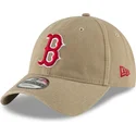 hellbraune-verstellbare-curved-cap-mit-rotem-logo-9twenty-core-classic-der-boston-red-sox-mlb-von-new-era