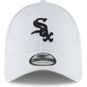 weisse-verstellbare-curved-cap-mit-schwarzem-logo-9twenty-core-classic-der-chicago-white-sox-mlb-von-new-era