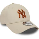mutzen-gebogen-beige-verstellbares-band-marron-9forty-league-essential-der-new-york-yankees-mlb-von-new-era