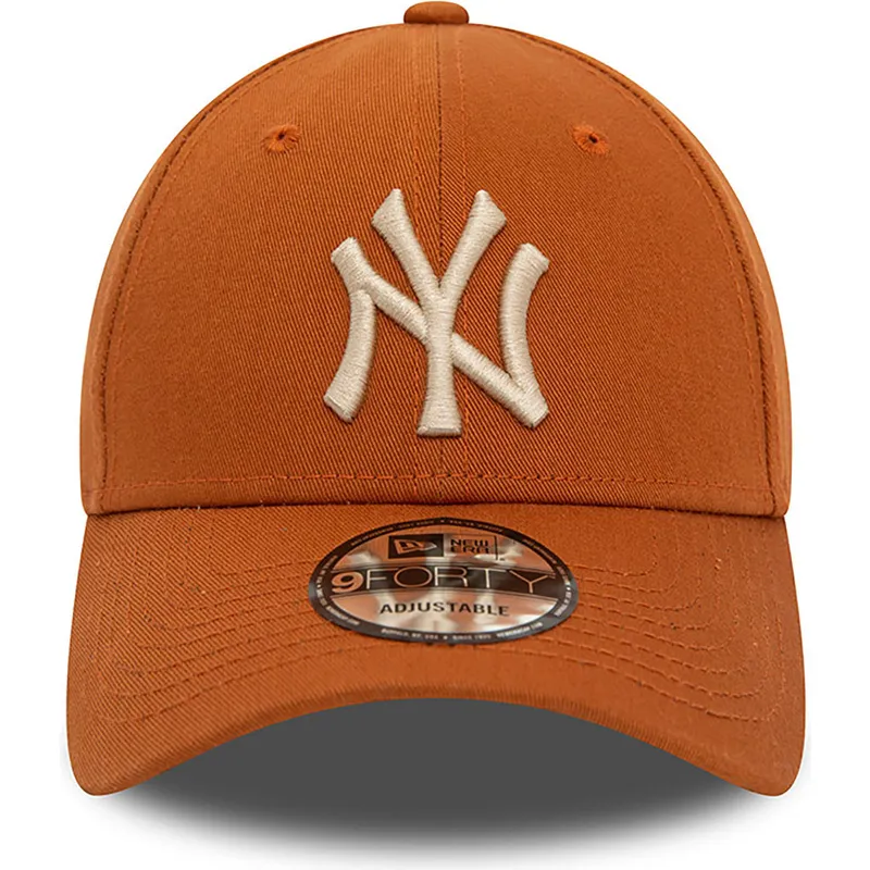 mutzen-gebogen-braun-verstellbares-band-9forty-league-essential-der-new-york-yankees-mlb-von-new-era