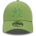 mutzen-gebogen-grun-verstellbares-band-9forty-league-essential-der-new-york-yankees-mlb-von-new-era