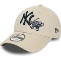 mutzen-gebogen-beige-verstellbares-band-9forty-food-character-der-new-york-yankees-mlb-von-new-era