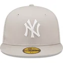 beige-angepasste-59fifty-league-essential-flat-cap-der-new-york-yankees-mlb-von-new-era