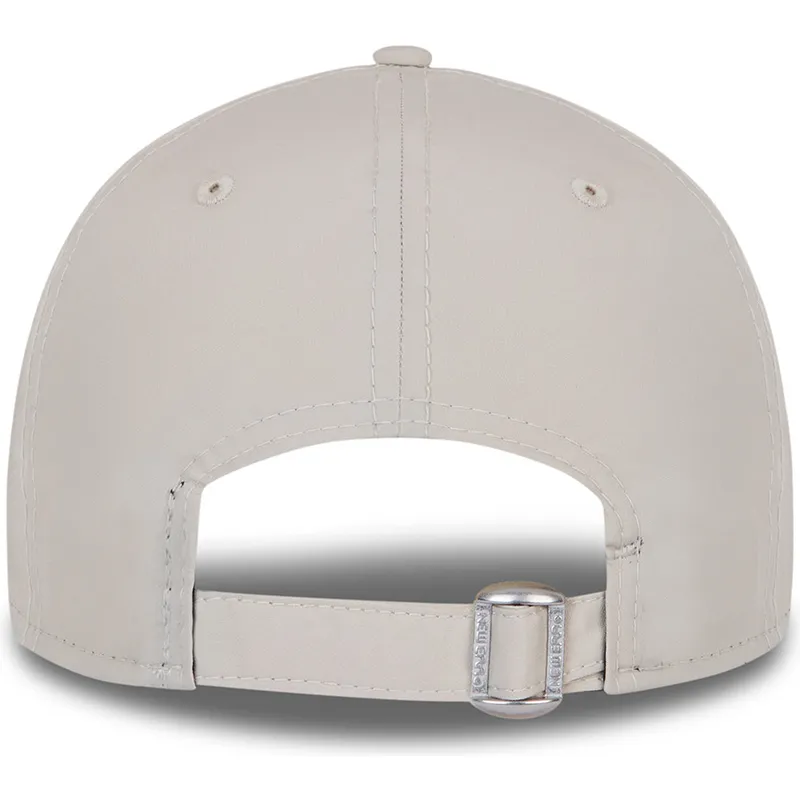 beige-verstellbare-curved-cap-mit-beigem-logo-9forty-league-essential-poly-der-new-york-yankees-mlb-von-new-era