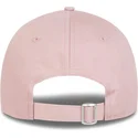 hellrosa-verstellbare-curved-cap-mit-weissem-logo-9forty-league-essential-von-new-york-yankees-mlb-von-new-era