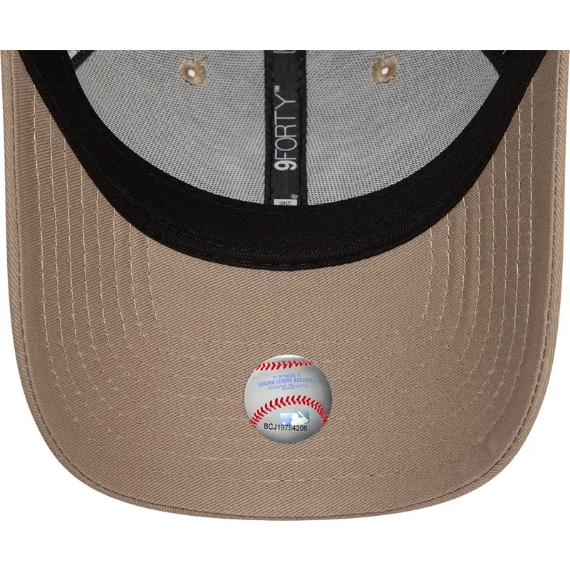 braune-verstellbare-curved-cap-9forty-league-essential-der-new-york-yankees-mlb-von-new-era