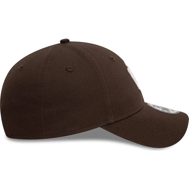 dunkelbraune-verstellbare-curved-cap-9forty-league-essential-der-new-york-yankees-mlb-von-new-era