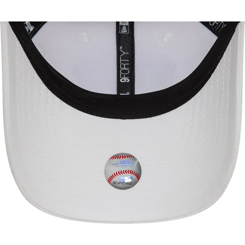 weisse-verstellbare-curved-cap-mit-weissem-logo-9forty-league-essential-der-los-angeles-dodgers-mlb-von-new-era