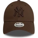 dunkelbraune-verstellbare-curved-cap-mit-dunkelbraunem-logo-fur-damen-9forty-league-essential-der-new-york-yankees-mlb-von-new-e