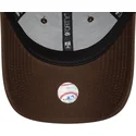 dunkelbraune-verstellbare-curved-cap-mit-dunkelbraunem-logo-fur-damen-9forty-league-essential-der-new-york-yankees-mlb-von-new-e