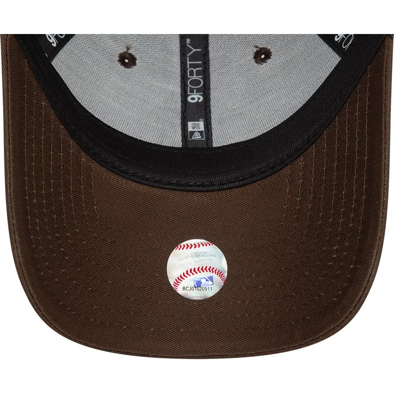 dunkelbraune-verstellbare-curved-cap-mit-dunkelbraunem-logo-fur-damen-9forty-league-essential-der-new-york-yankees-mlb-von-new-e