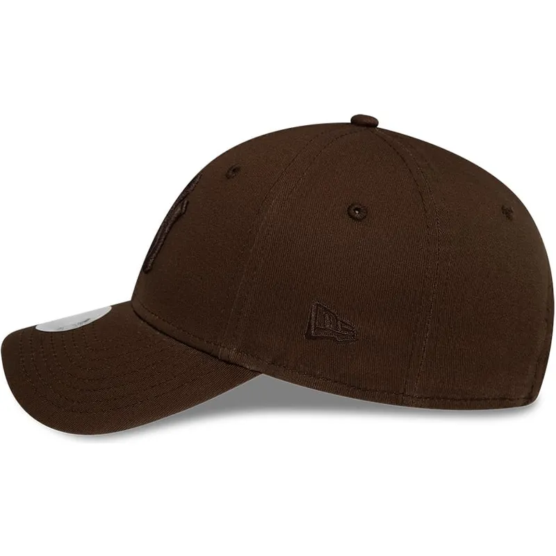 dunkelbraune-verstellbare-curved-cap-mit-dunkelbraunem-logo-fur-damen-9forty-league-essential-der-new-york-yankees-mlb-von-new-e