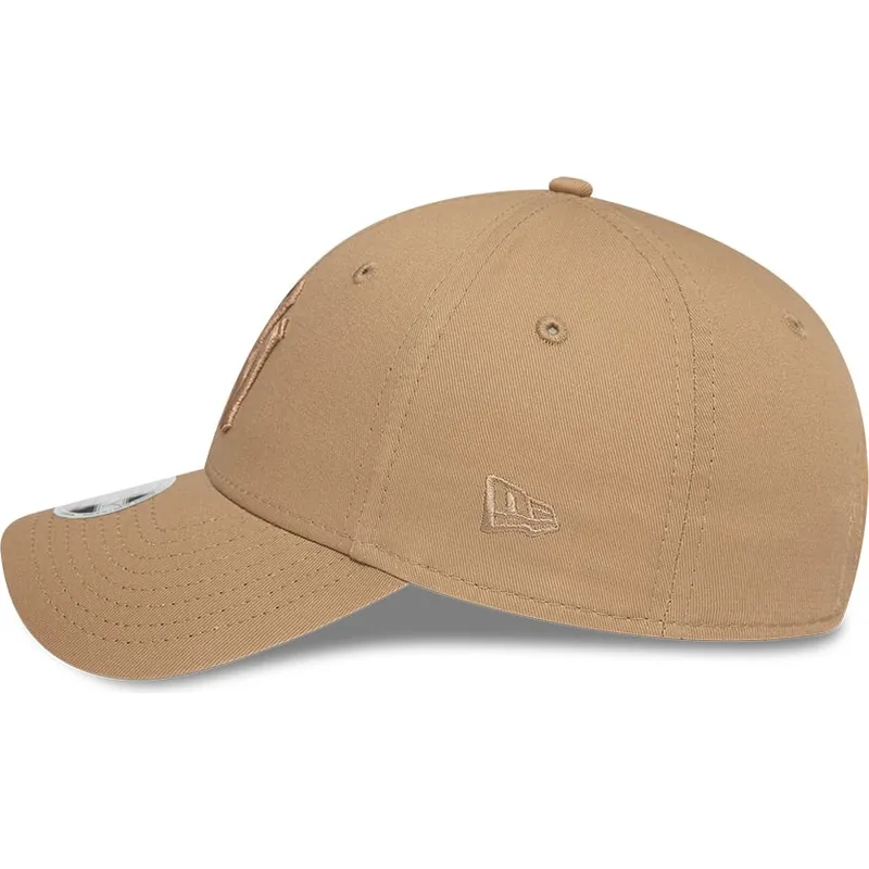 braune-verstellbare-curved-cap-mit-hellbraunem-logo-fur-damen-9forty-league-essential-der-new-york-yankees-mlb-von-new-era braune-verstellbare-curved-cap-mit-hellbraunem-logo-fur-damen-9forty-league-essential-der-new-york-yankees-mlb-von-new-era
