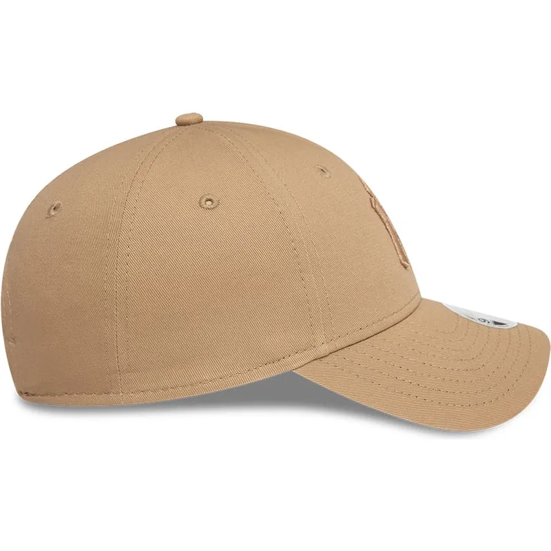 braune-verstellbare-curved-cap-mit-hellbraunem-logo-fur-damen-9forty-league-essential-der-new-york-yankees-mlb-von-new-era braune-verstellbare-curved-cap-mit-hellbraunem-logo-fur-damen-9forty-league-essential-der-new-york-yankees-mlb-von-new-era