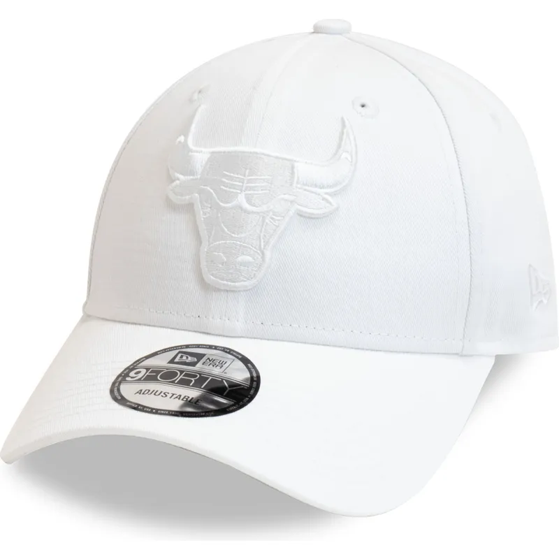 weisse-verstellbare-curved-cap-mit-weissem-logo-9forty-essential-der-chicago-bulls-nba-von-new-era weisse-verstellbare-curved-cap-mit-weissem-logo-9forty-essential-der-chicago-bulls-nba-von-new-era