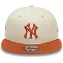 casquette-plate-beige-et-marron-snapback-9fifty-patch-new-york-yankees-mlb-new-era