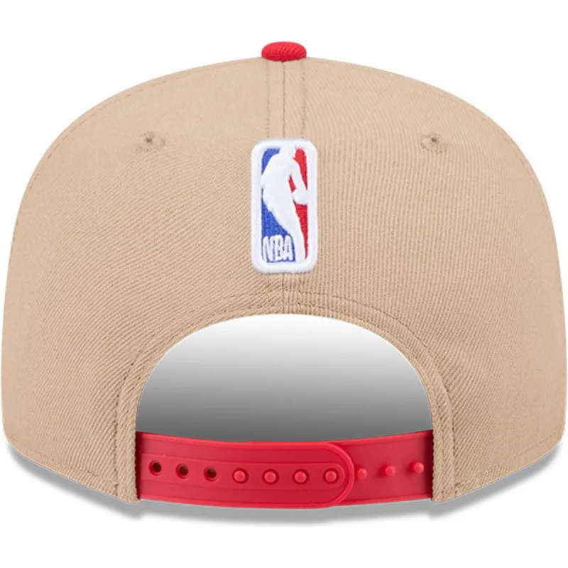 braune-und-rote-flache-snapback-kappe-9fifty-draft-2024-von-chicago-bulls-nba-von-new-era