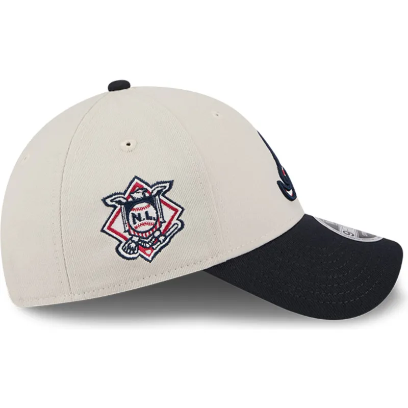 beige-und-marineblaue-gebogene-snapback-kappe-9forty-stretch-snap-4th-of-july-der-atlanta-braves-mlb-von-new-era