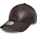 mutzen-gebogen-braun-verstellbares-band-9forty-midi-pu-der-new-york-yankees-mlb-von-new-era