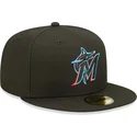 schwarze-enganliegende-59fifty-ac-perf-flatcap-der-miami-marlins-mlb-von-new-era