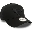 casquette-courbee-noire-snapback-avec-logo-noir-9forty-e-frame-monochrome-chicago-bulls-nba-new-era