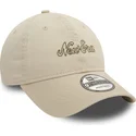 casquette-courbee-beige-ajustable-9twenty-heritage-script-new-era