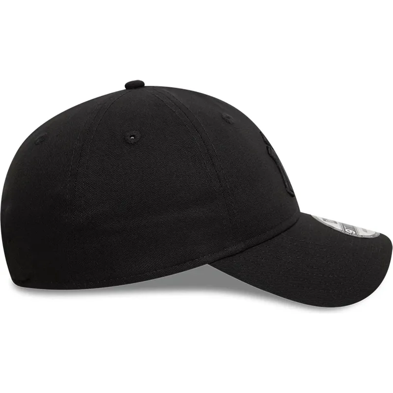 schwarze-verstellbare-curved-cap-mit-schwarzem-logo-9twenty-league-essential-der-new-york-yankees-mlb-von-new-era schwarze-verstellbare-curved-cap-mit-schwarzem-logo-9twenty-league-essential-der-new-york-yankees-mlb-von-new-era