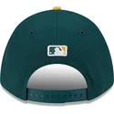 grune-und-gelbe-gebogene-kappe-snapback-9forty-m-crown-player-replica-von-oakland-athletics-mlb-von-new-era