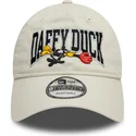 beige-gebogene-verstellbare-kappe-9twenty-washed-daffy-duck-looney-tunes-von-new-era